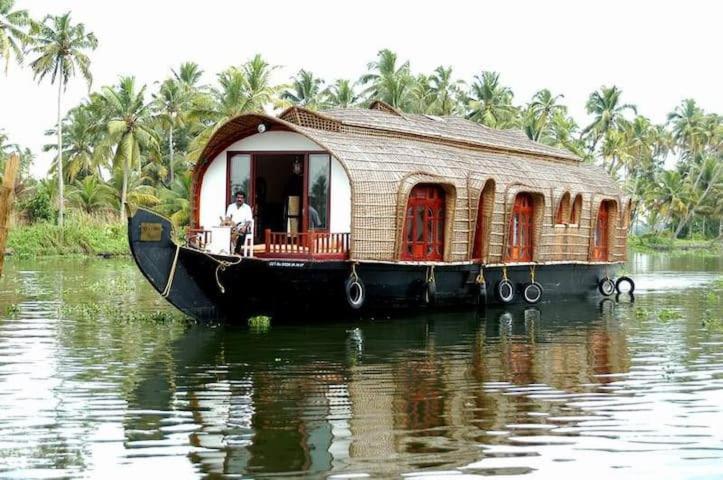 Aqua Jumbo Houseboats Hotel คุมาราคม ภายนอก รูปภาพ